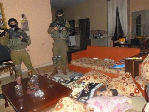« Une sorte de terrorisme » : des groupes israéliens de défense des droits de l'homme jettent un regard glaçant sur les raids nocturnes des forces israéliennes dans les maisons palestiniennes (vidéos)